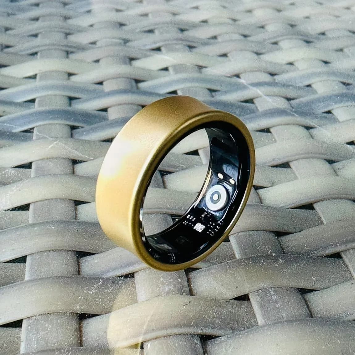 i do smart ring, gold finish, on a woven backdrop
